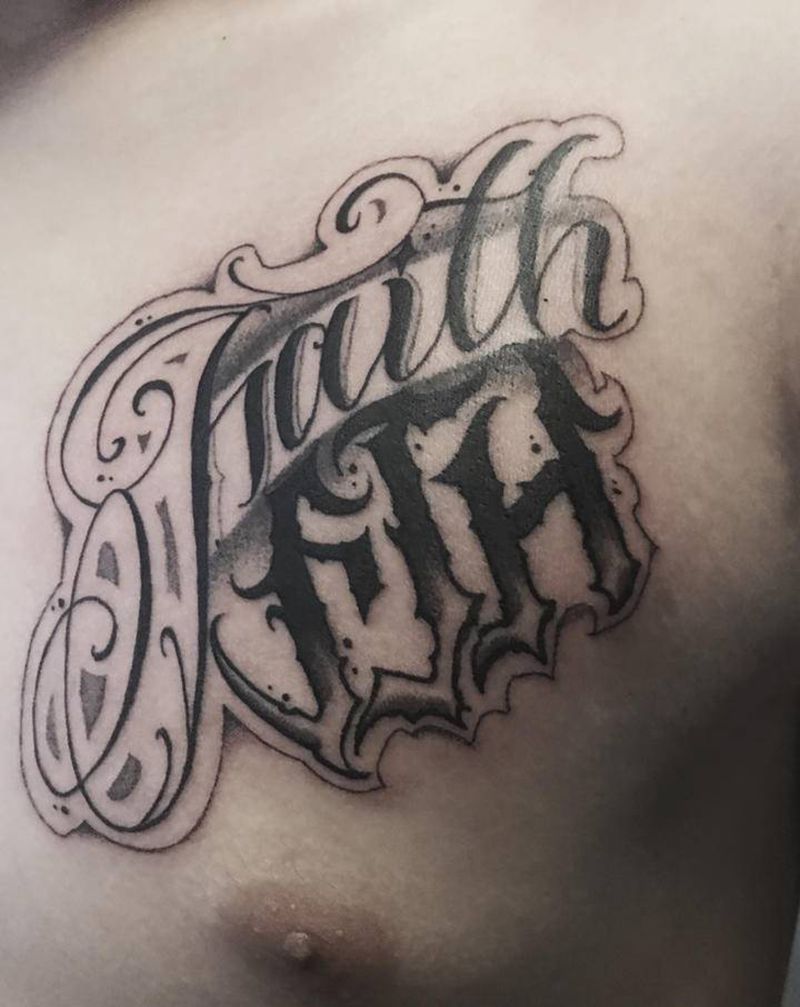 信仰纹身图片_胸部花体字纹身图案
