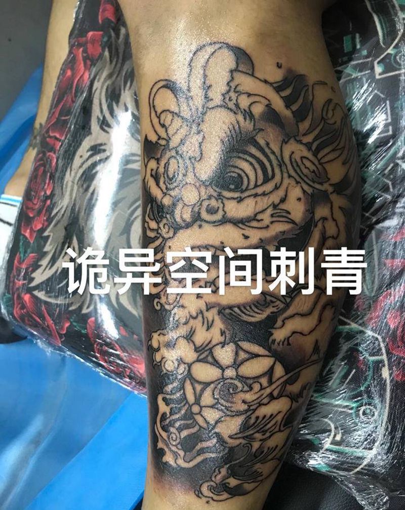 舞狮纹身图片_腿部新传统纹身图案