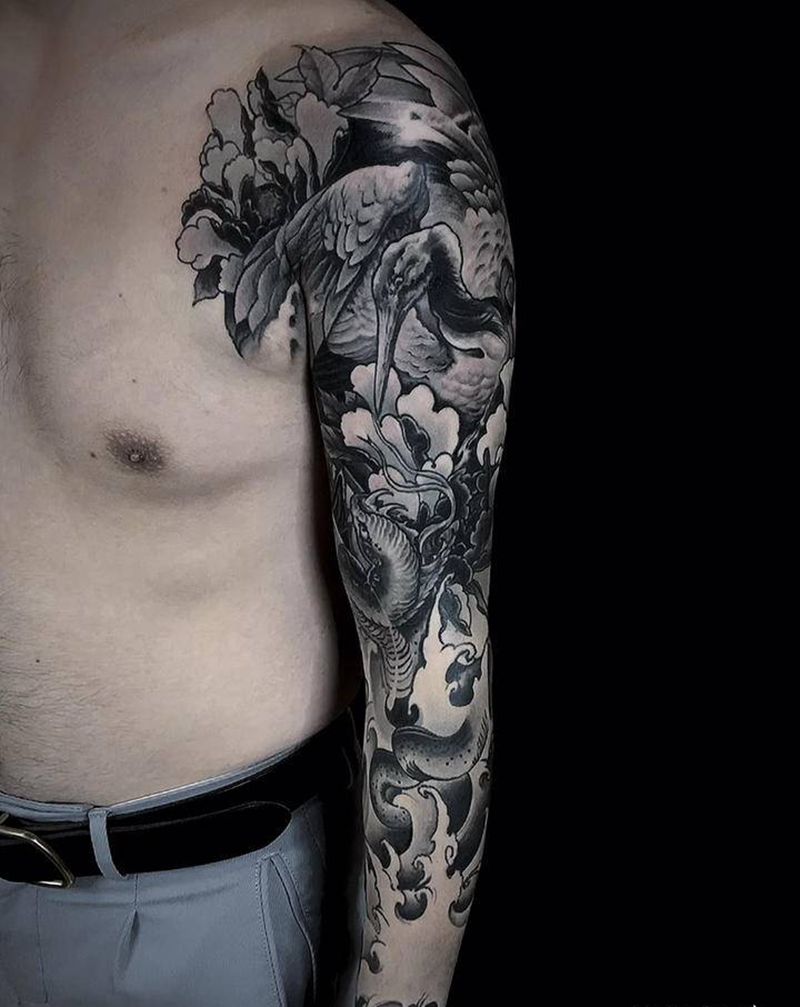 ⚜️传统文化⚜️纹身图片_手臂手部新传统水墨鹤蛇花臂纹身图案