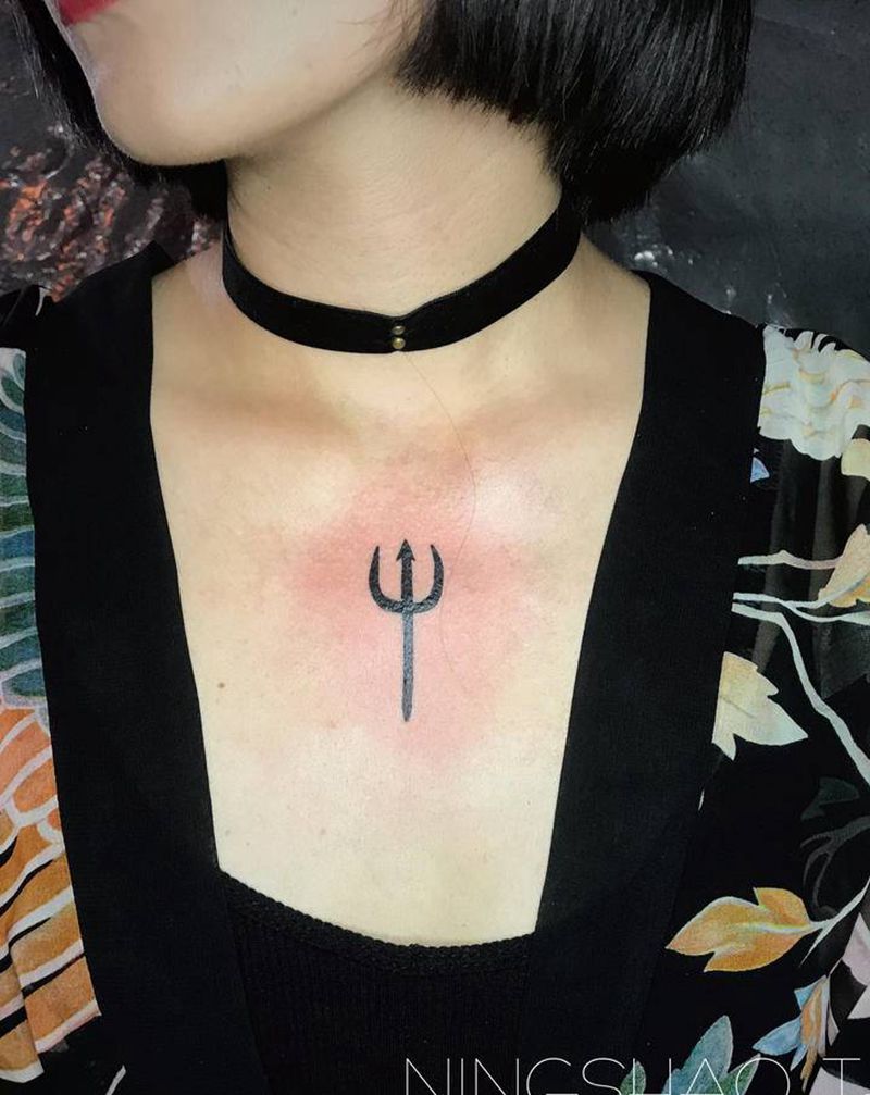 海王♆叉纹身图片_胸部图腾New School武器叉纹身图案