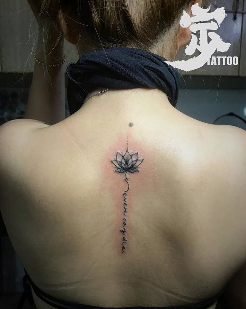 背+莲花+英文纹身图片_背部点刺几何荷花莲花纹身图案