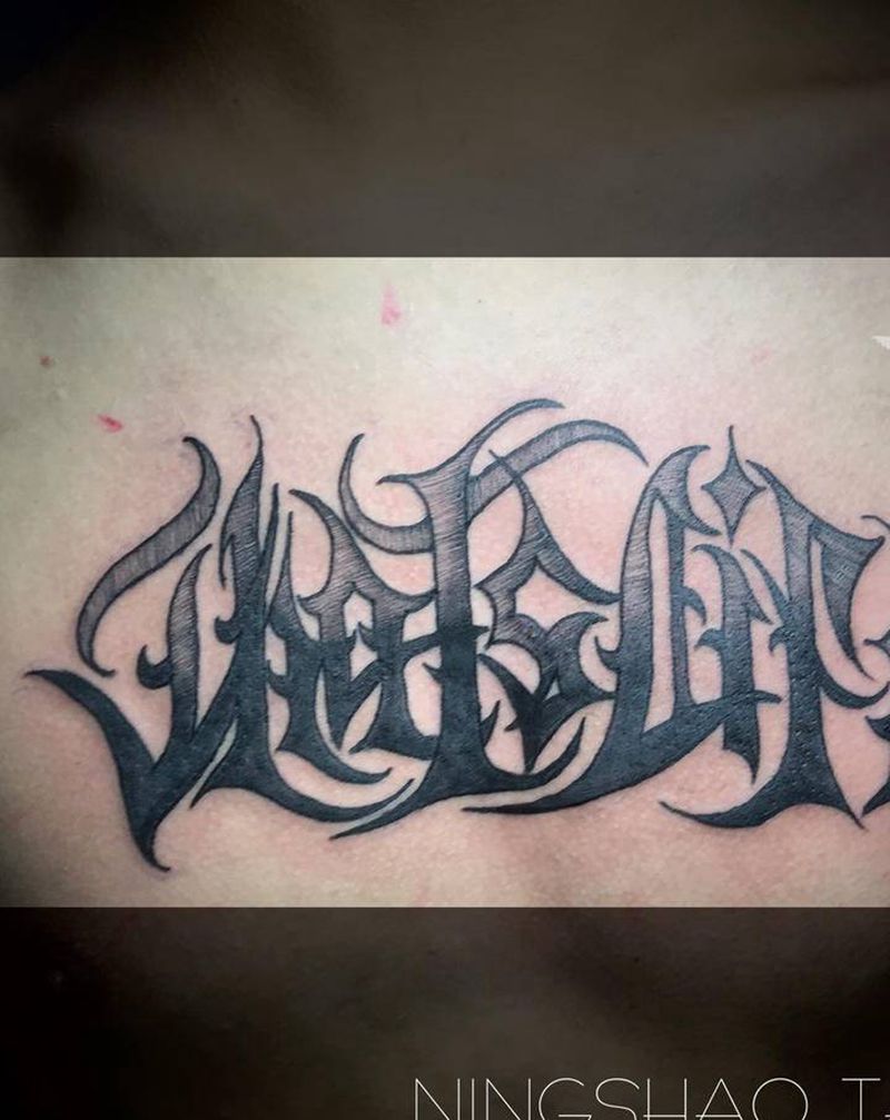 花体字纹身图片_胸部花体字纹身图案