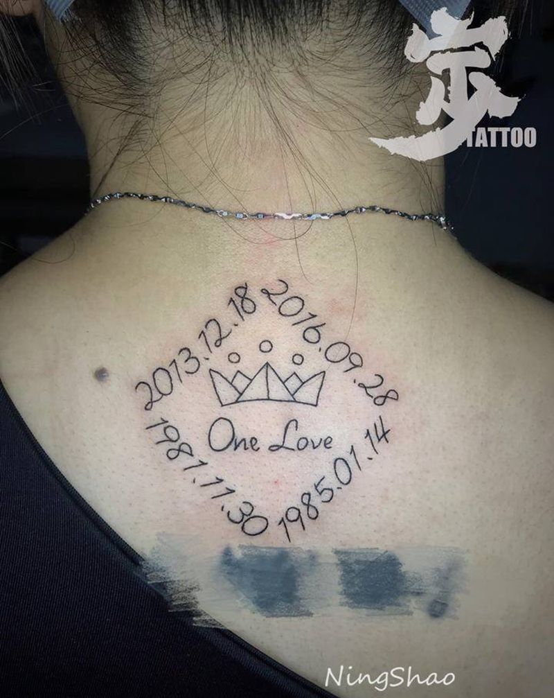 王冠+日期纹身图片_背部几何花体字纹身图案