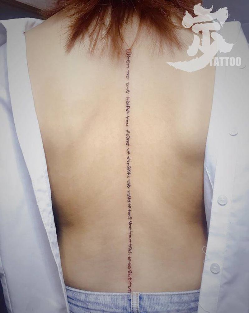 脊椎线+英文纹身图片_背部几何花体字纹身图案
