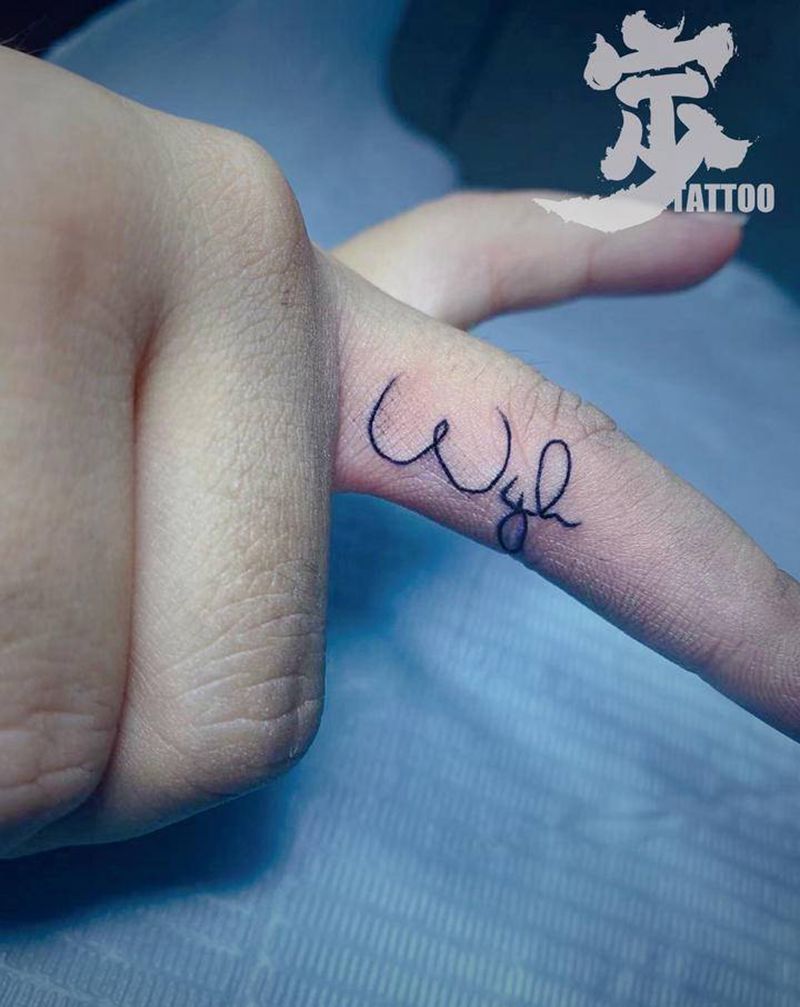 手指小字纹身图片_手部花体字几何纹身图案