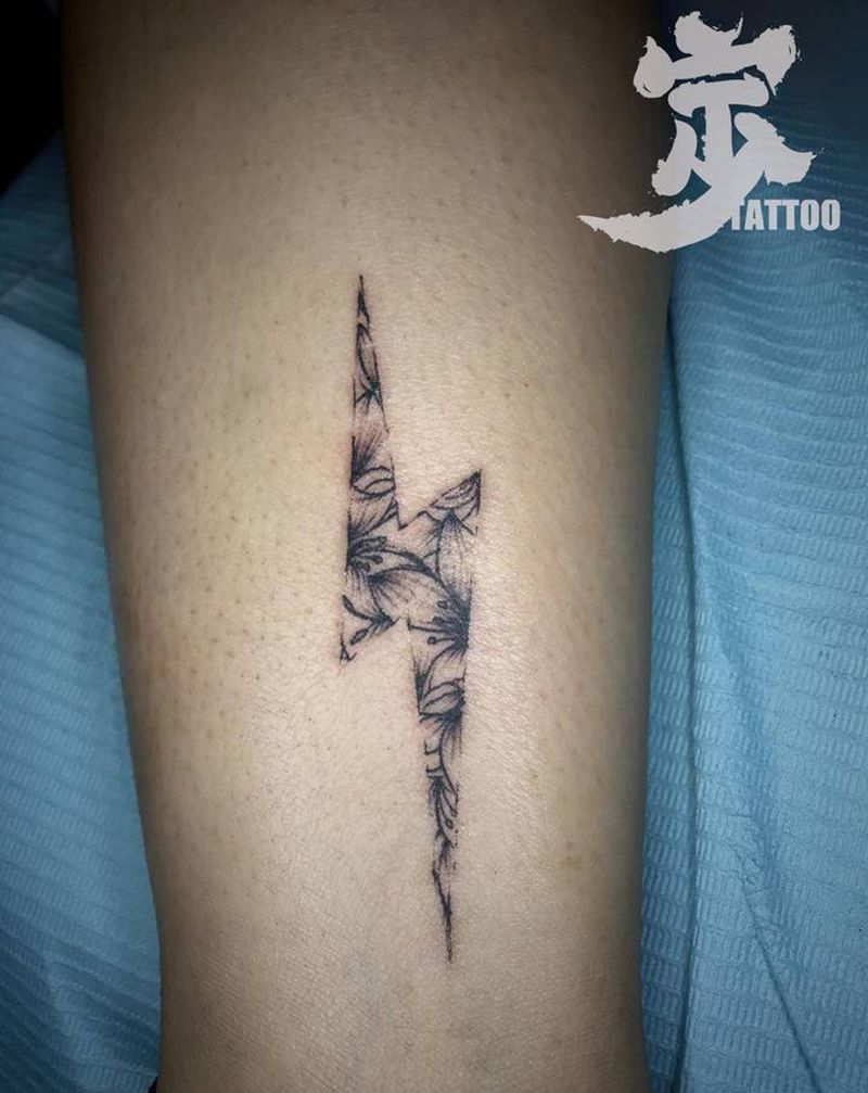 闪电⚡纹身图片_腿部点刺几何纹身图案