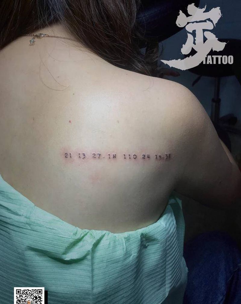 背+经纬度纹身图片_背部几何花体字纹身图案