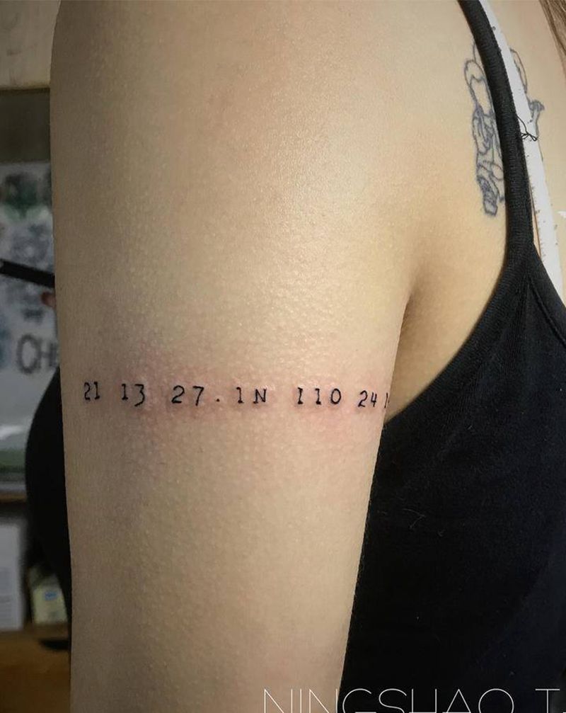 手臂+经纬度纹身图片_手臂花体字几何纹身图案