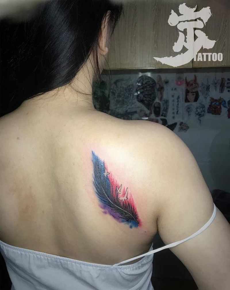 羽毛+遮疤纹身图片_背部水彩New School纹身图案