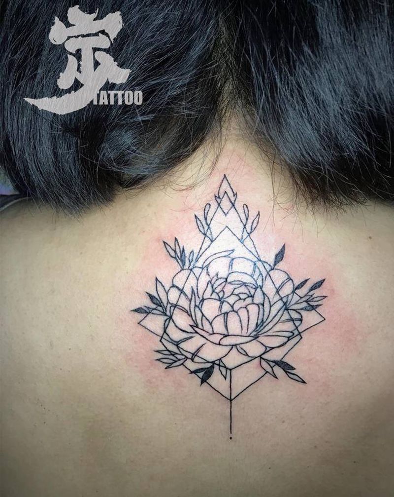 素花纹身图片_背部颈部点刺几何花纹身图案