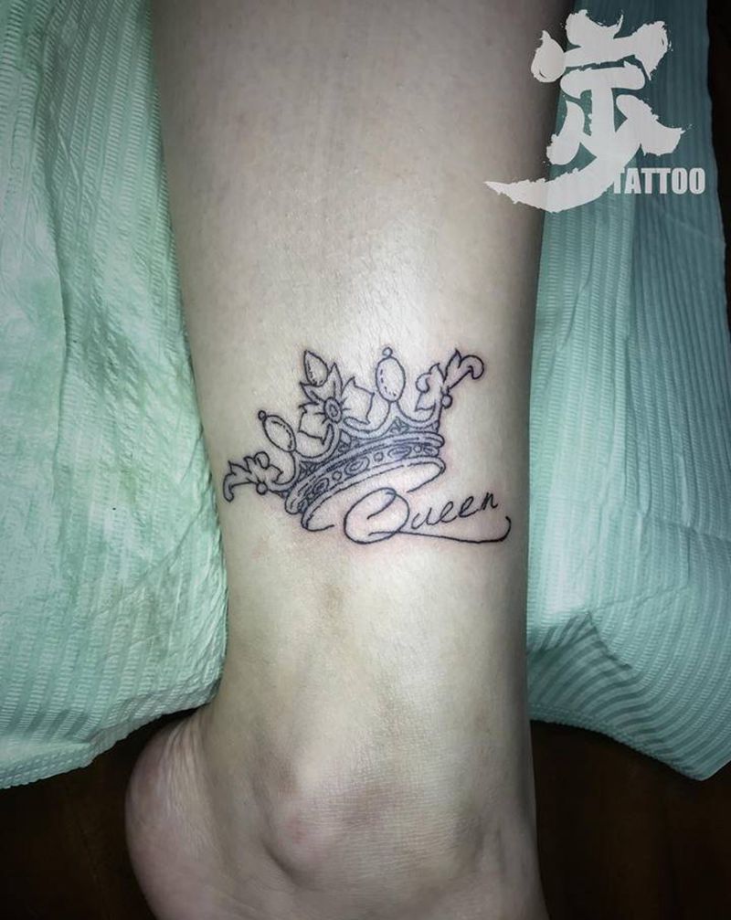 皇冠纹身图片_脚部几何花体字纹身图案