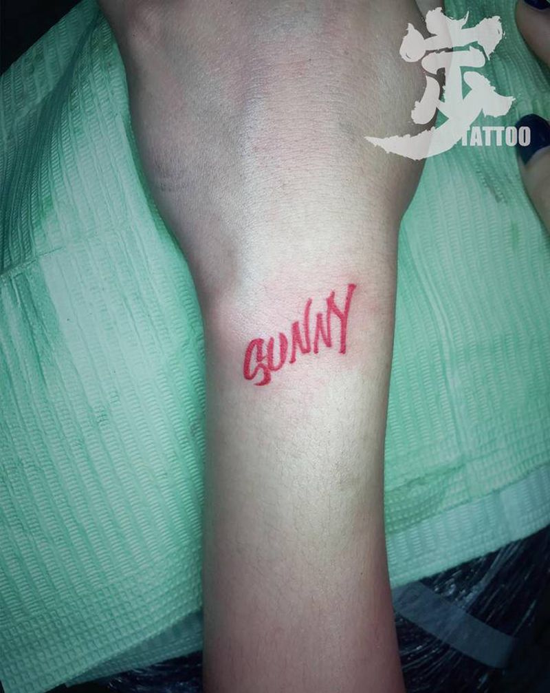 Sunny纹身图片_手部图腾花体字纹身图案