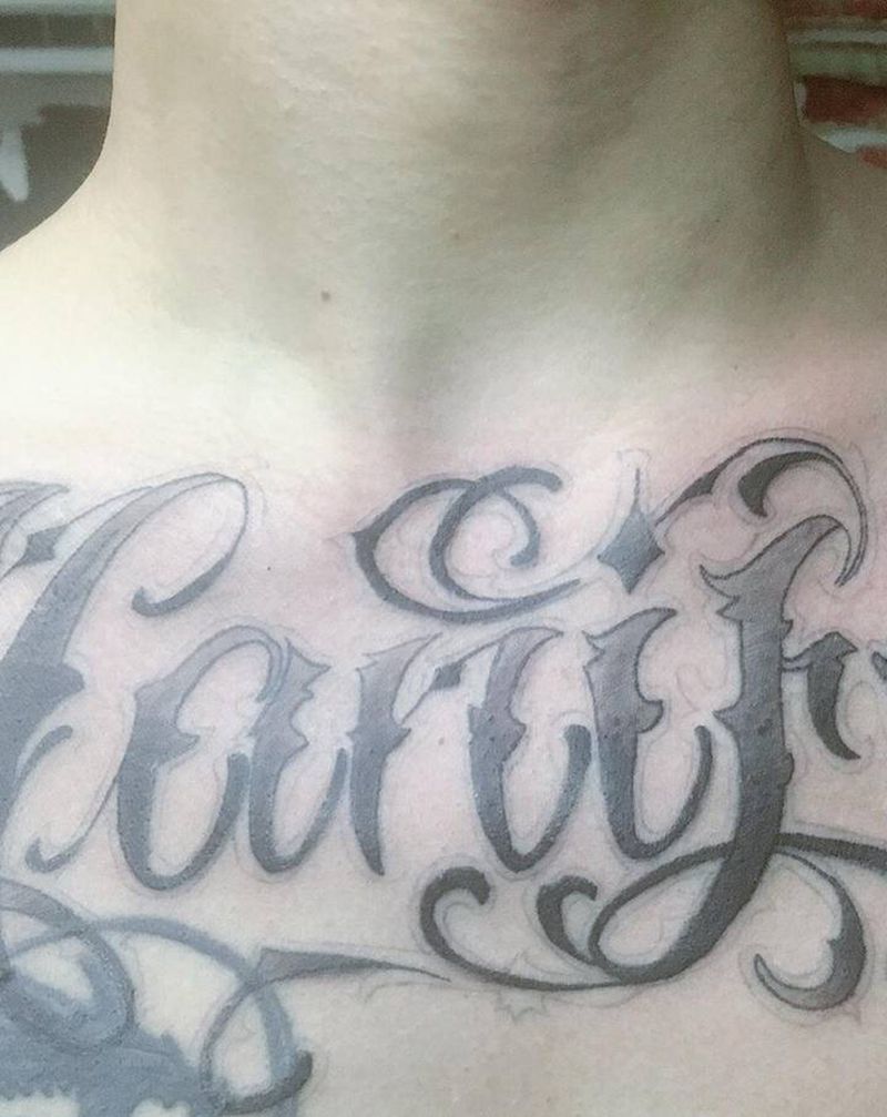 花体字纹身图片_胸部花体字纹身图案