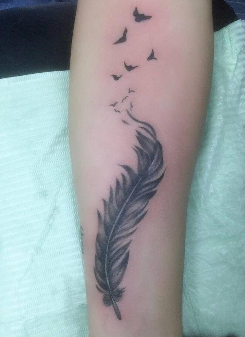 羽毛纹身图片_手臂欧美写实纹身图案