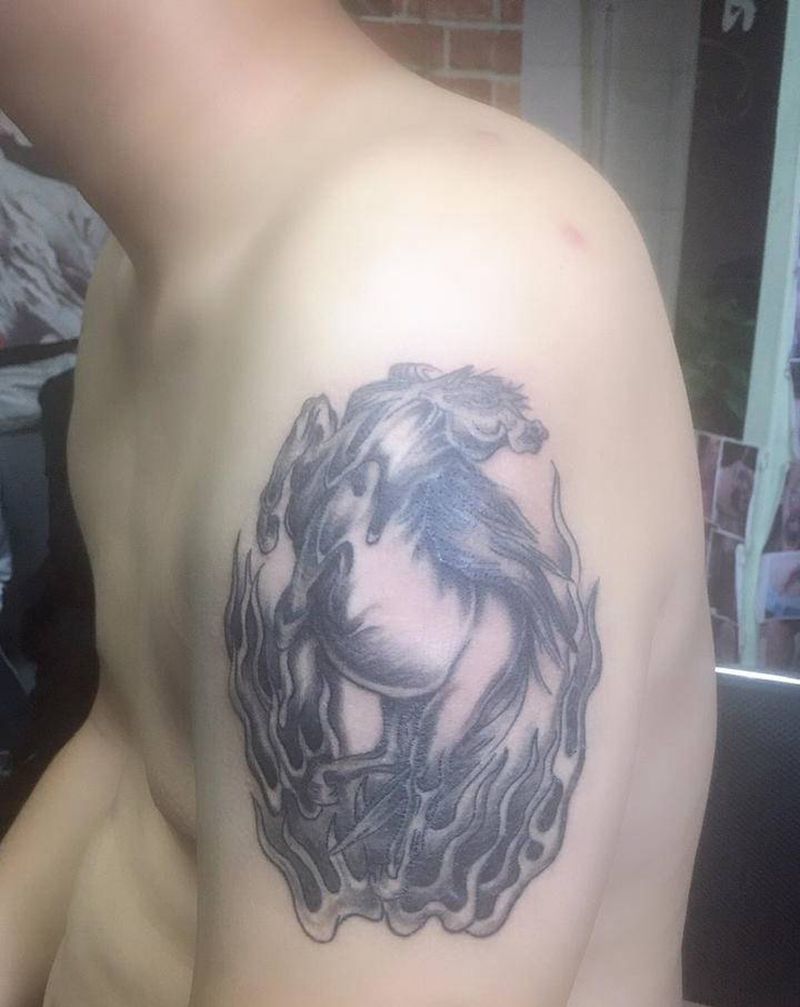 马纹身图片_手部新传统纹身图案