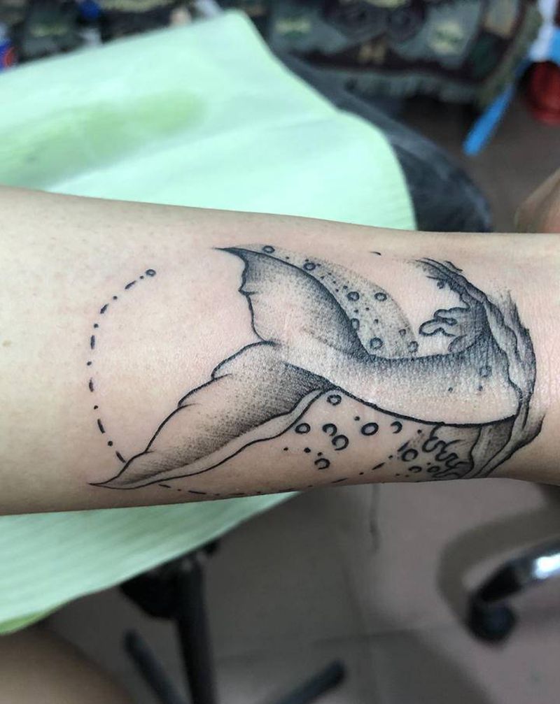 鲸落（遮盖伤疤）纹身图片_手部点刺纹身图案