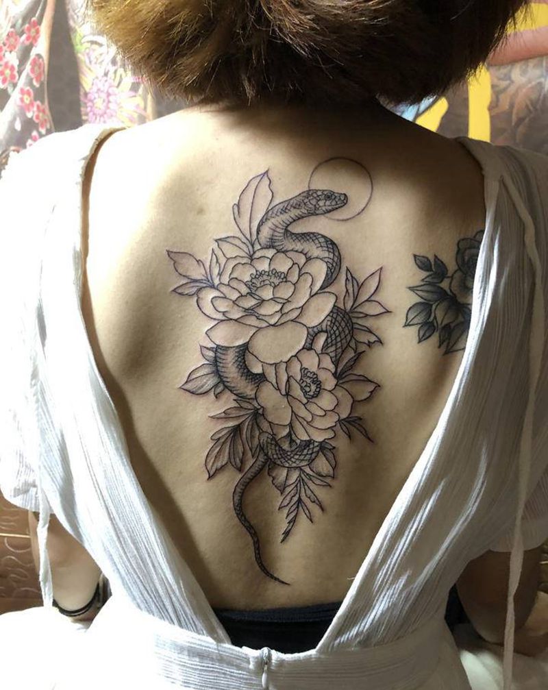 素花纹身图片_背部新传统纹身图案