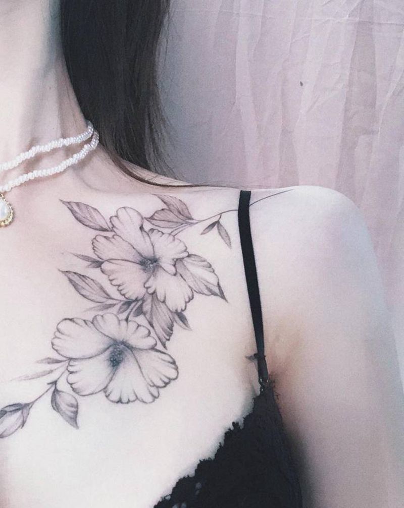 素花纹身图片_胸部素花纹身图案