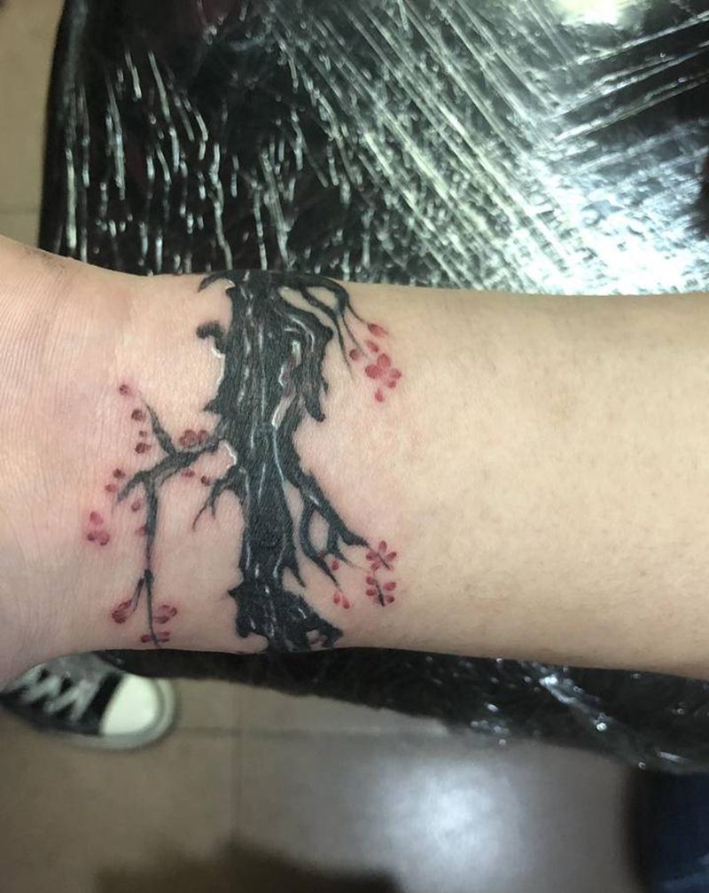 梅花（遮盖过去）p纹身图片_手臂水墨纹身图案