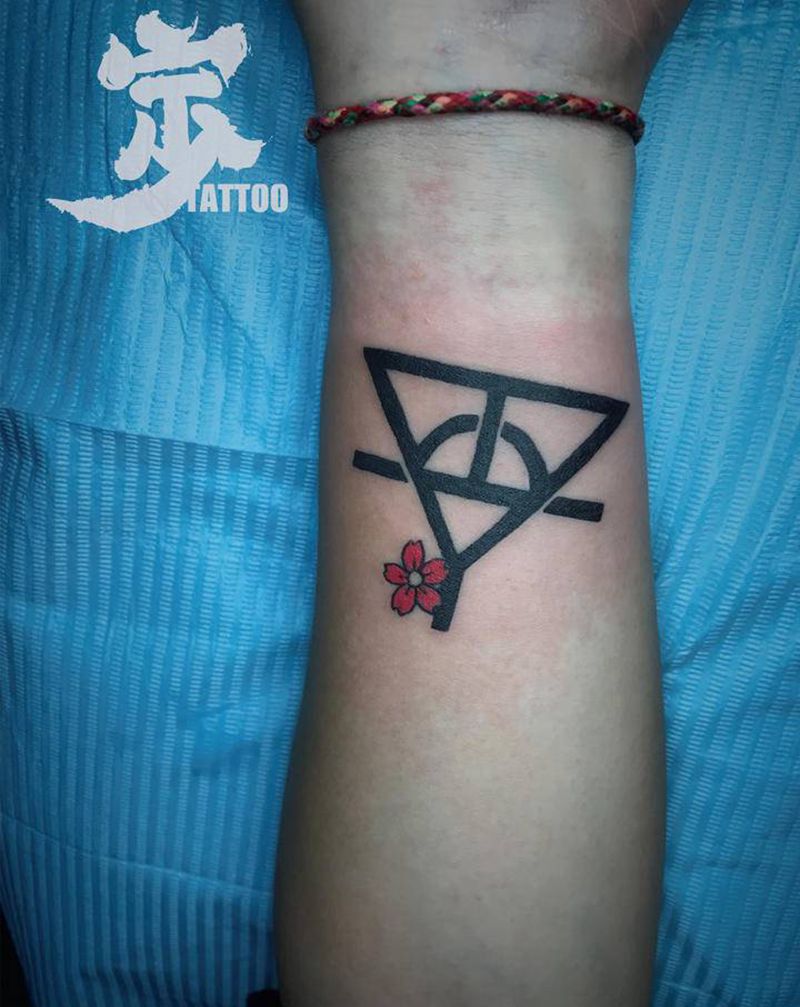 花花Logo纹身图片_手臂图腾纹身图案