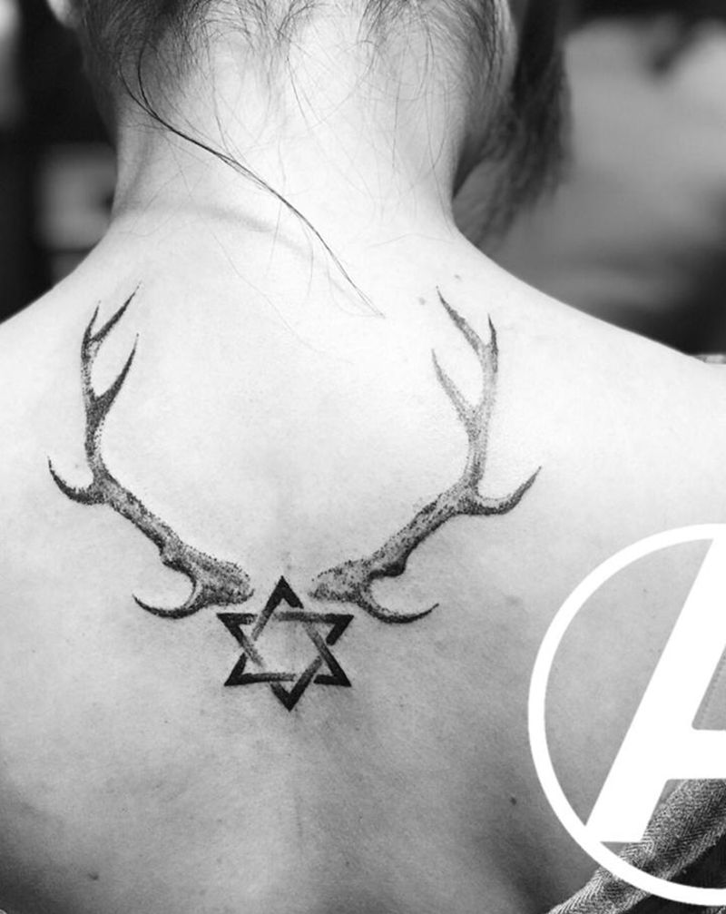 鹿角纹身图片_背部纹身图案