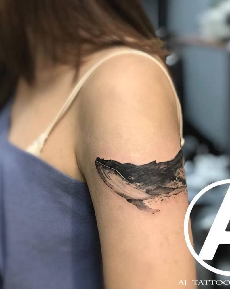 鲸鱼遮盖纹身图片_手臂水墨纹身图案