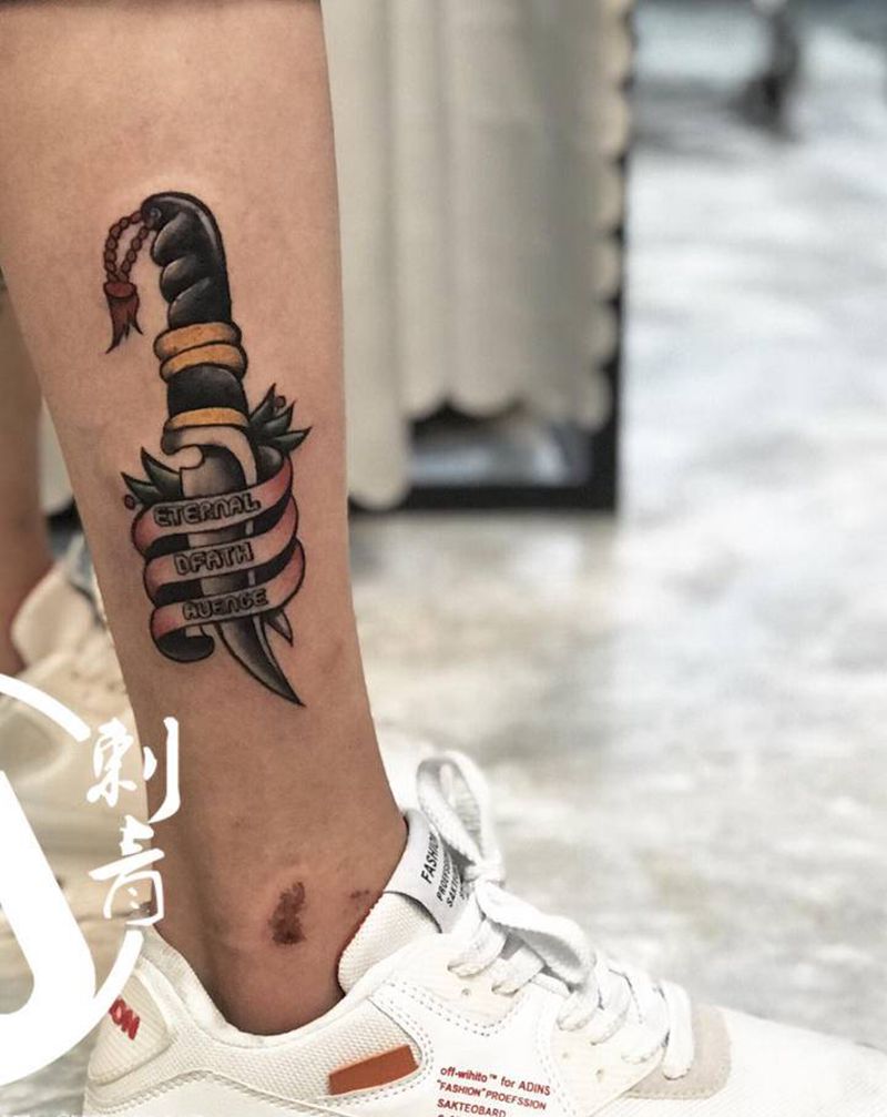 匕首old school纹身图片_腿部Old School纹身图案