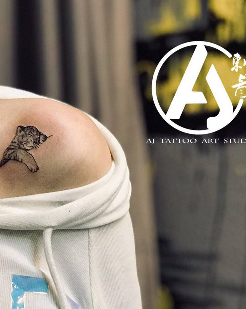 小脑虎纹身图片_肩部纹身图案