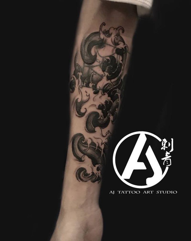 浪花半遮盖纹身图片_手臂老传统纹身图案