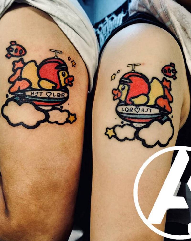 情侣小黄鸭纹身图片_手臂纹身图案