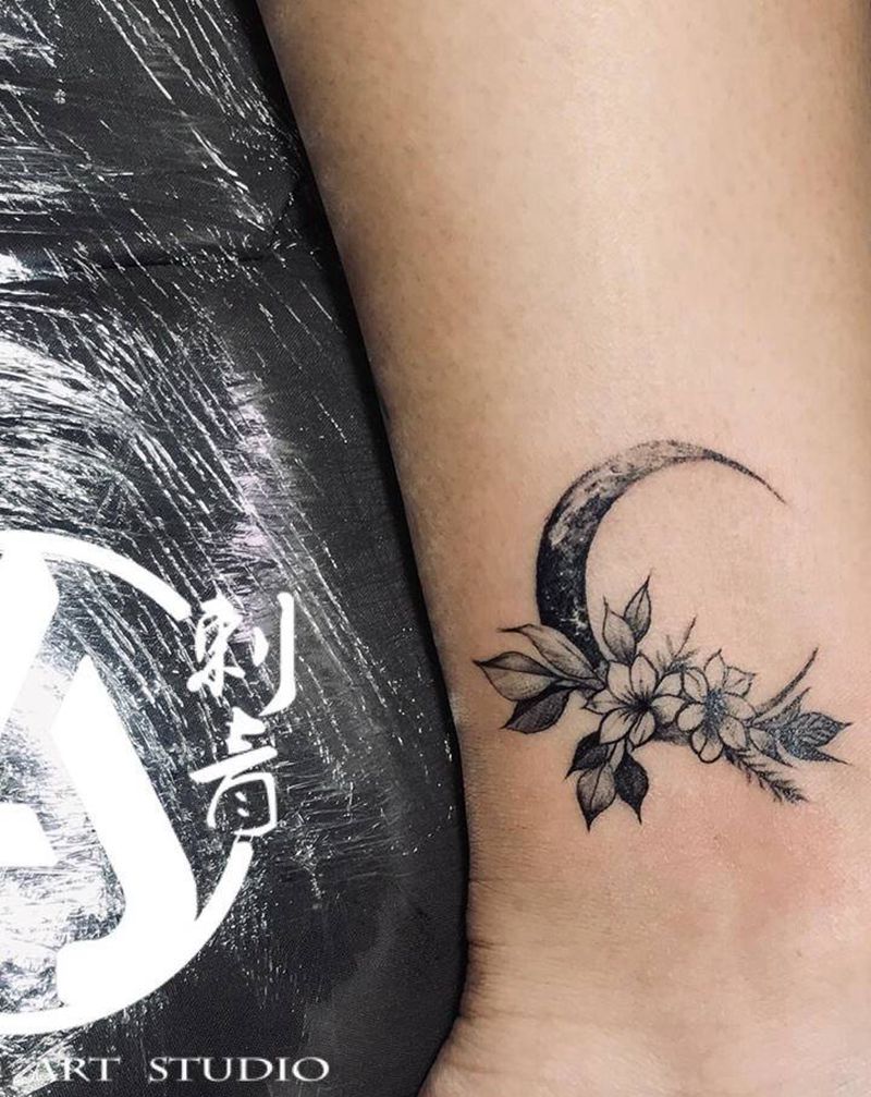 月牙花素类纹身图片_脚部点刺纹身图案