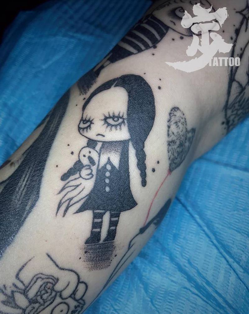 爱登士女孩纹身图片_手臂New School点刺纹身图案