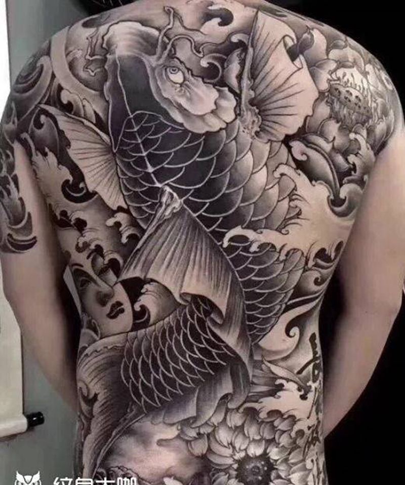 鲤鱼纹身图片_背部黑灰风格纹身图案