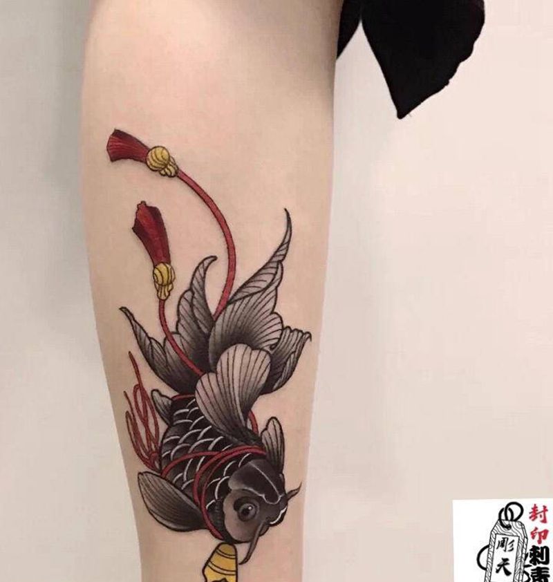 招财金鱼纹身图片_腿部Old School纹身图案