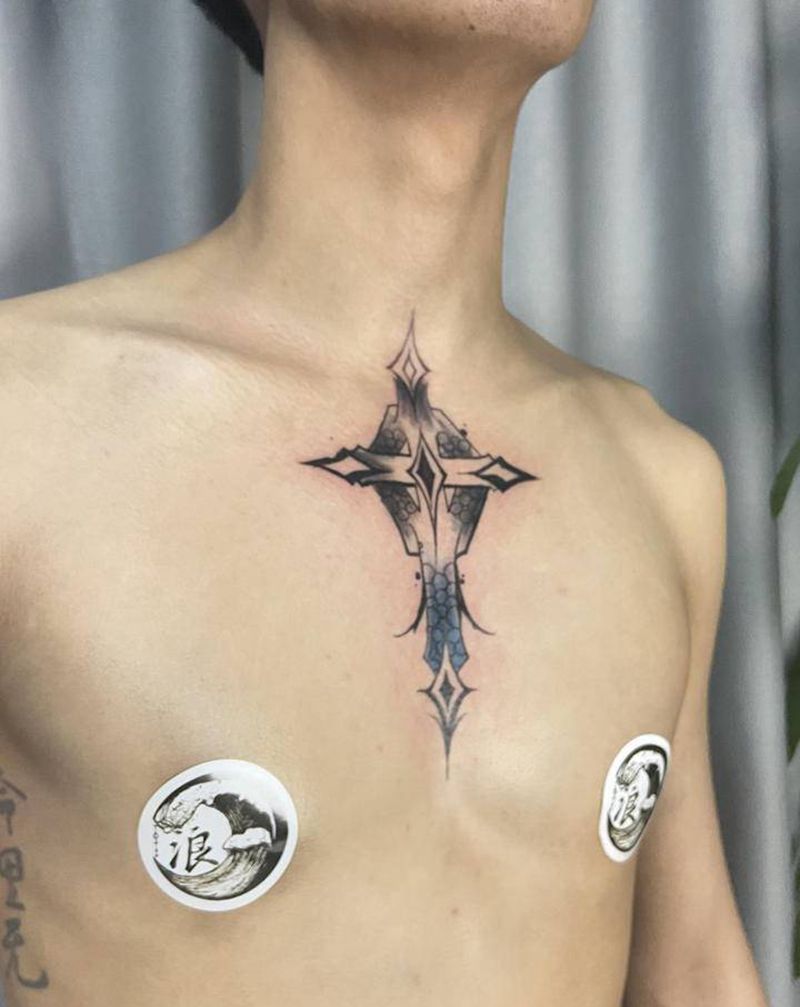 十字架纹身图片_胸部纹身图案