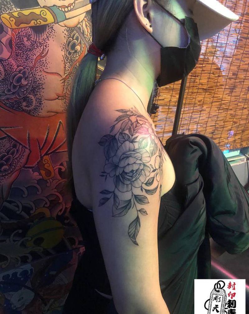 素花纹身图片_臀部点刺纹身图案