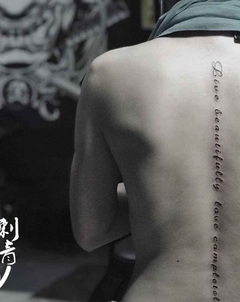英文一串纹身图片_背部纹身图案