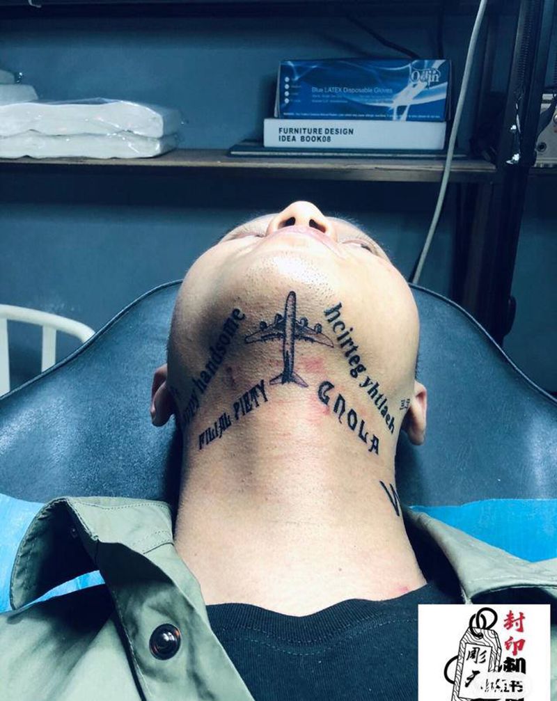 有个人意义的纹身纹身图片_颈部图腾花体字纹身图案