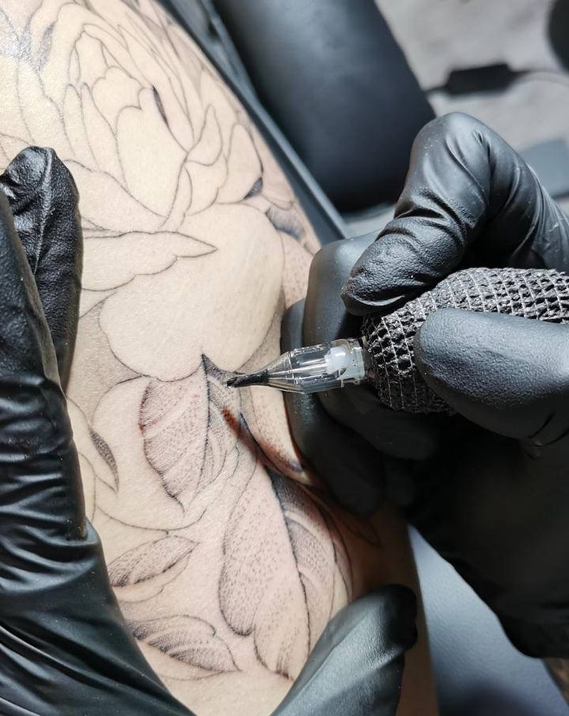 素花纹身图片_臀部点刺素花纹身图案