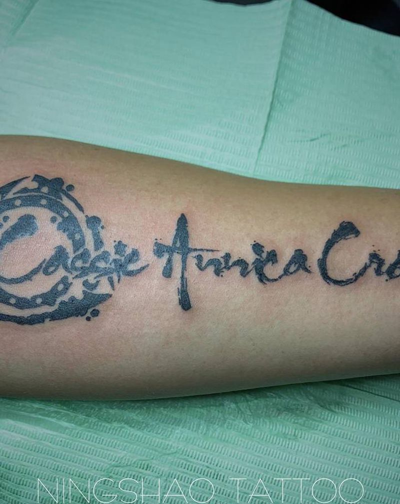 转子发动机+水墨英文纹身图片_手臂水墨花体字纹身图案