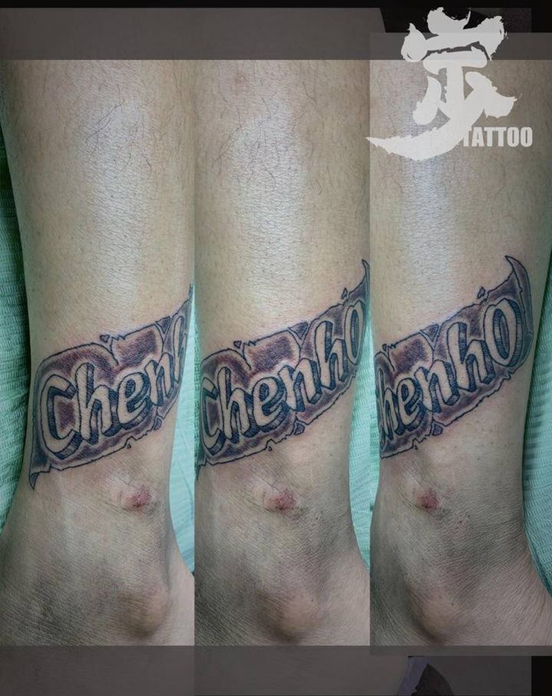 即兴小字纹身图片_腿部脚部图腾花体字纹身图案