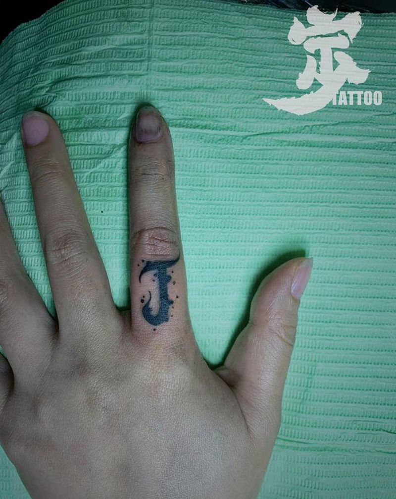 手指J+遮盖纹身图片_手部点刺花体字纹身图案