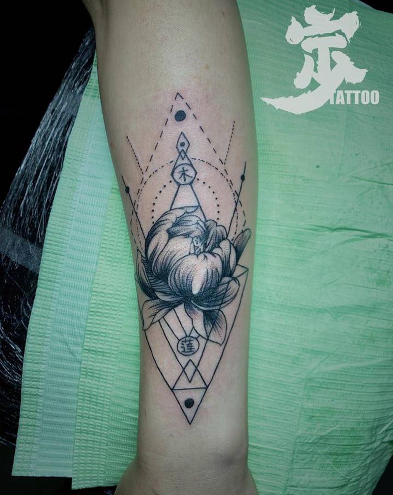 莲花+遮疤纹身图片_手臂几何New School纹身图案