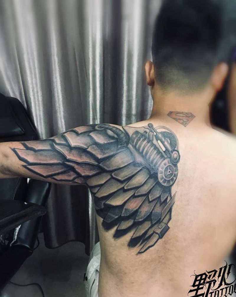 机械翼纹身图片_肩部欧美写实翅膀纹身图案