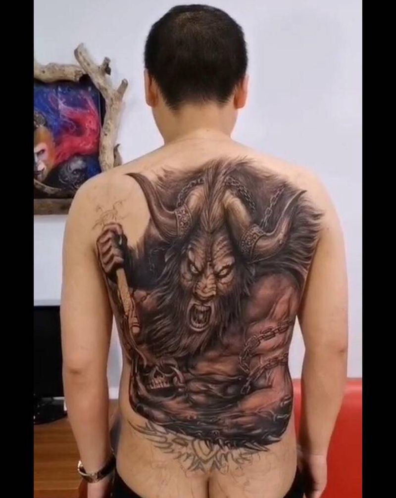 未完纹身图片_背部纹身图案