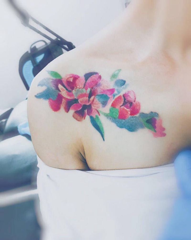 花纹身图片_肩部纹身图案