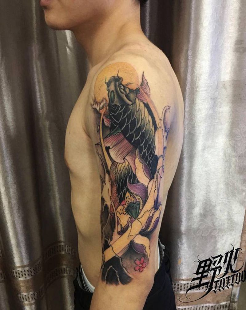 新传统纹身图片_手臂肩部新传统鲤鱼莲花纹身图案