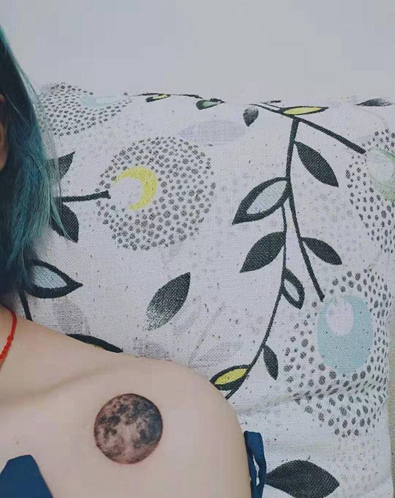 恒星系  太阳 月球纹身图片_肩部点刺小清新纹身图案