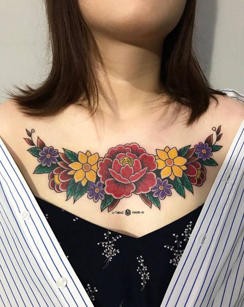 花纹身图片_胸部水彩纹身图案