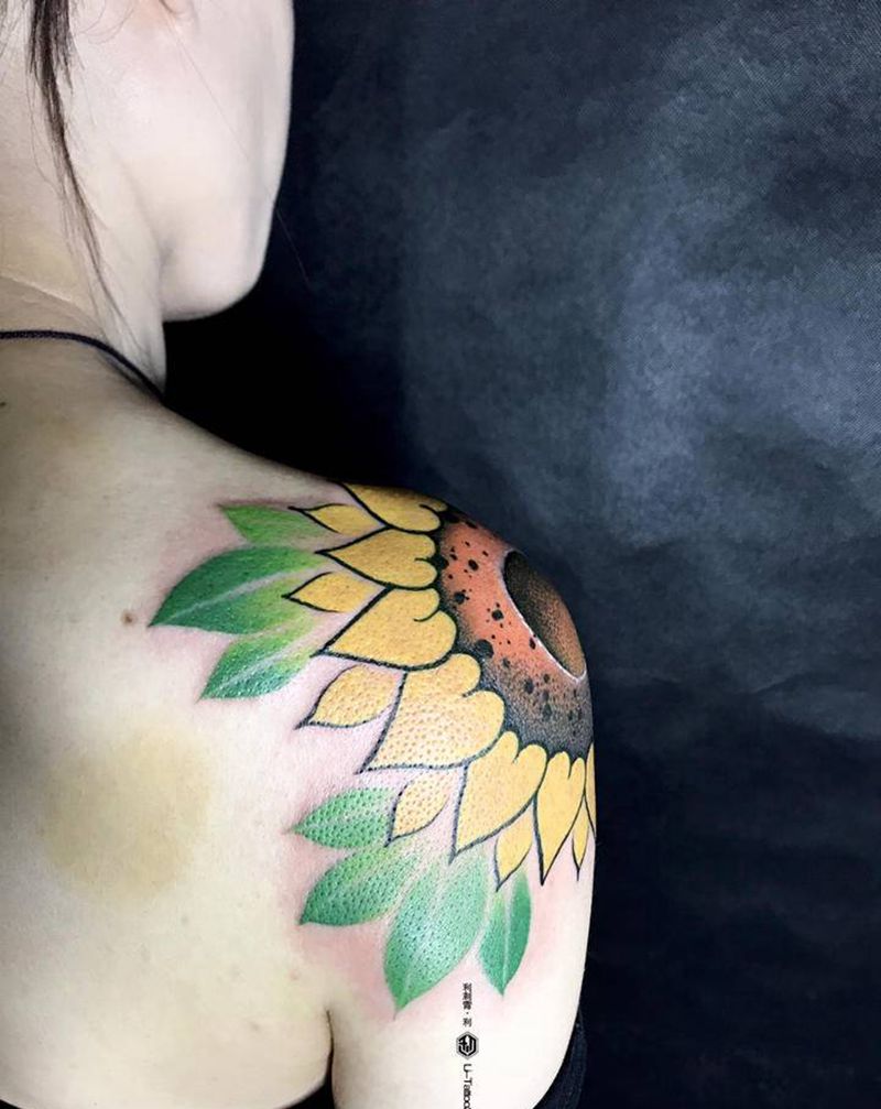 花纹身图片_肩部水彩纹身图案